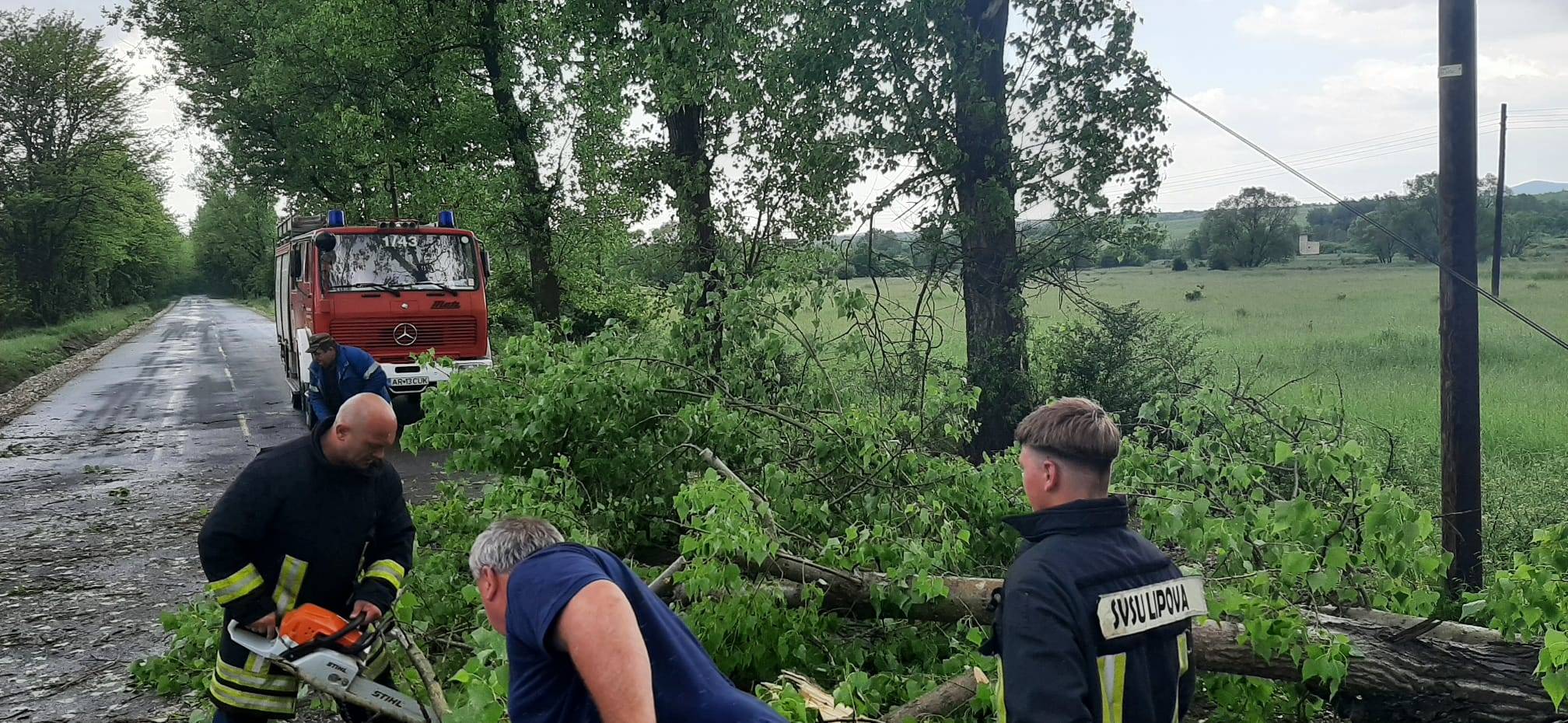 Pompierii SVSU Lipova Au Intervenit Pentru Deblocarea Drumului Lipova