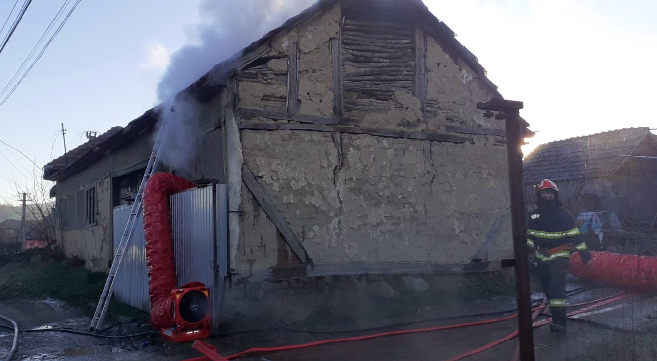 Arde Acoperi Ul Unei Case Din Eitin Glasul Aradului